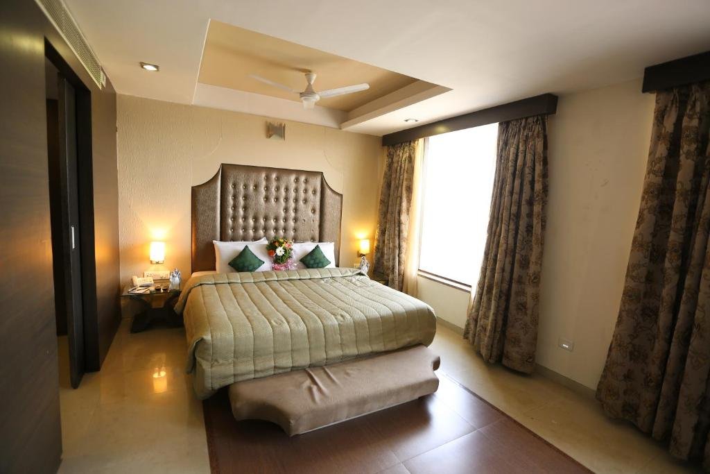 SilverCloud Hotel & Banquets